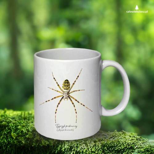 Biały kubek ceramiczny z tygrzykiem paskowanym (Argiope bruennichi) - autorska grafika Pauliny Strejczek-Jaźwińskiej. Pojemność 330 ml lub 450 ml. Kolekcja Pająki, Człowiek z Lasu.