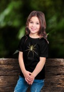 Czarna koszulka dziecięca to praktyczny wybór dla rodziców, bo ciemny kolor mniej pokazuje zabrudzenia po zabawie na dworze. Dobrze kontrastuje z jasnym ubarwieniem tygrzyka paskowanego.