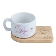 Filiżanka w kwiaty z imieniem - Smacznej kawy - Grawer / Personalizacja - Filiżanka z bambusową podstawą