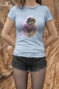 Błękitna koszulka nawiązuje kolorystycznie do letniego nieba i kwiatów, które trzmiel kamiennik odwiedza najchętniej. Delikatny odcień to dobra opcja dla osób szukających koszulki na wiosnę i lato.