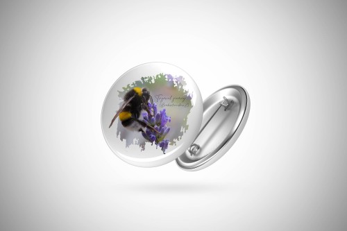 Przypinka z trzmielem ziemnym (Bombus terrestris) - autorska grafika Pauliny Strejczek-Jaźwińskiej. Front i tył z aluminium, zapięcie na agrafkę. Kolekcja Trzmiele, Człowiek z Lasu.