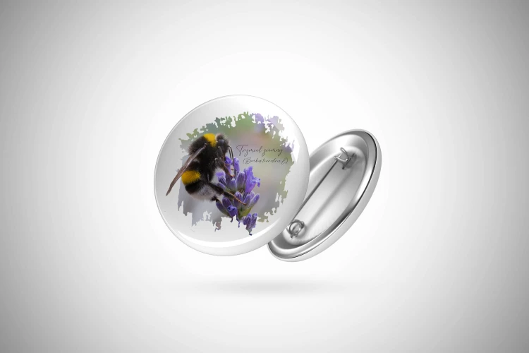 Przypinka z trzmielem ziemnym (Bombus terrestris) - autorska grafika Pauliny Strejczek-Jaźwińskiej. Front i tył z aluminium, zapięcie na agrafkę. Kolekcja Trzmiele, Człowiek z Lasu.