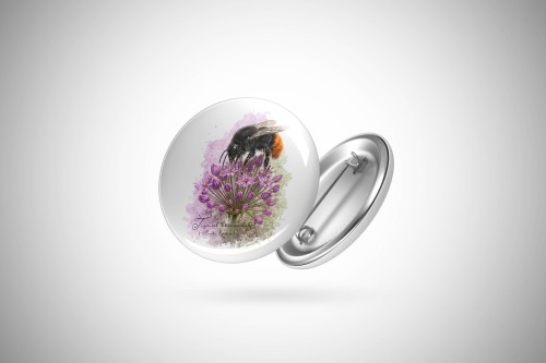 Przypinka z trzmielem kamiennikiem (Bombus lapidarius) - autorska grafika Pauliny Strejczek-Jaźwińskiej. Front i tył z aluminium, zapięcie na agrafkę. Kolekcja Trzmiele, Człowiek z Lasu.