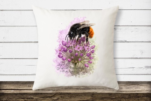 Biała poduszka z mikrofibry z trzmielem kamiennikiem (Bombus lapidarius) - autorska grafika Pauliny Strejczek-Jaźwińskiej. Rozmiar 39x39 cm, wypełnienie ze sztucznego puchu. Kolekcja Trzmiele, Człowiek z Lasu.