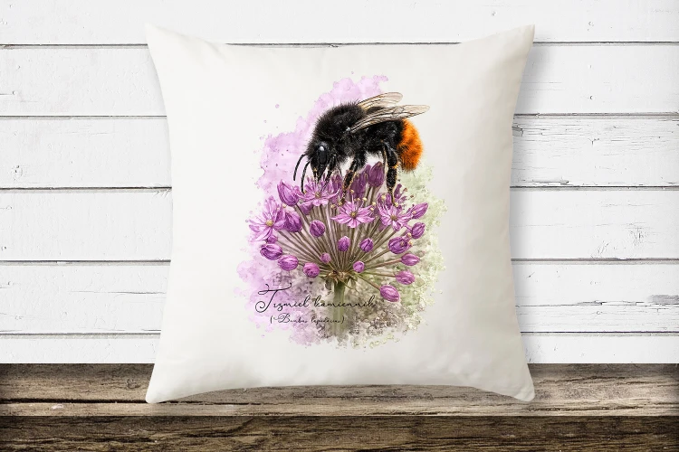 Biała poduszka z mikrofibry z trzmielem kamiennikiem (Bombus lapidarius) - autorska grafika Pauliny Strejczek-Jaźwińskiej. Rozmiar 39x39 cm, wypełnienie ze sztucznego puchu. Kolekcja Trzmiele, Człowiek z Lasu.