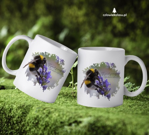 Kubek ceramiczny z trzmielem ziemnym (Bombus terrestris) - autorska grafika Pauliny Strejczek-Jaźwińskiej. Pojemność 330 ml lub 450 ml, nadruk sublimacyjny. Kolekcja Trzmiele, Człowiek z Lasu.
