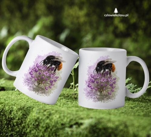 Kubek ceramiczny z trzmielem kamiennikiem (Bombus lapidarius) - autorska grafika Pauliny Strejczek-Jaźwińskiej. Pojemność 330 ml lub 450 ml, nadruk sublimacyjny. Kolekcja Trzmiele, Człowiek z Lasu.