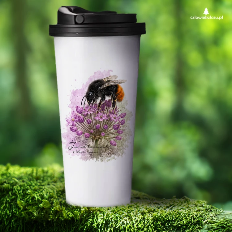 Kubek termiczny z trzmielem kamiennikiem (Bombus lapidarius) - autorska grafika Pauliny Strejczek-Jaźwińskiej. Pojemność 480 ml, podwójna ścianka. Kolekcja Trzmiele, Człowiek z Lasu.