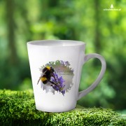Biały kubek latte z trzmielem ziemnym (Bombus terrestris) - autorska grafika Pauliny Strejczek-Jaźwińskiej. Pojemność 300 ml, nadruk sublimacyjny. Kolekcja Trzmiele, Człowiek z Lasu.