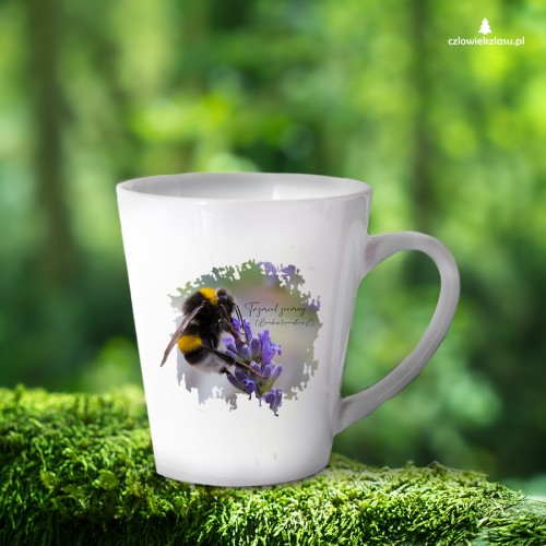 Biały kubek latte z trzmielem ziemnym (Bombus terrestris) - autorska grafika Pauliny Strejczek-Jaźwińskiej. Pojemność 300 ml, nadruk sublimacyjny. Kolekcja Trzmiele, Człowiek z Lasu.
