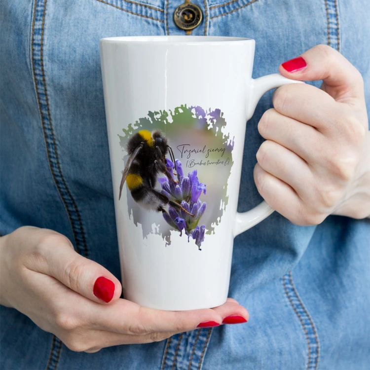 Biały kubek latte z trzmielem ziemnym (Bombus terrestris) - autorska grafika Pauliny Strejczek-Jaźwińskiej. Pojemność 450 ml, nadruk sublimacyjny. Kolekcja Trzmiele, Człowiek z Lasu.