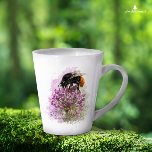 Biały kubek latte 300 ml z trzmielem kamiennikiem (Bombus lapidarius) - autorska grafika Pauliny Strejczek-Jaźwińskiej. Nadruk sublimacyjny. Kolekcja Trzmiele, Człowiek z Lasu.