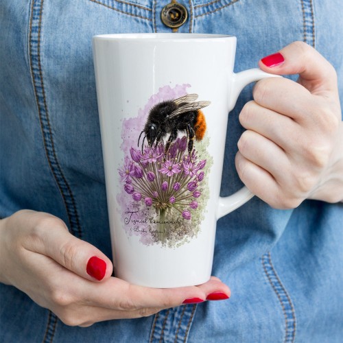 Biały kubek latte 450 ml z trzmielem kamiennikiem (Bombus lapidarius) - autorska grafika Pauliny Strejczek-Jaźwińskiej. Nadruk sublimacyjny. Kolekcja Trzmiele, Człowiek z Lasu.