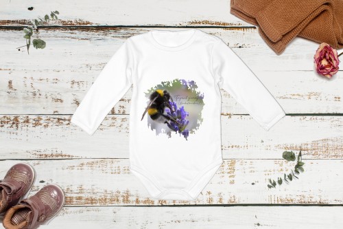 Body z długim rękawem, niemowlęce z trzmielem ziemnym (Bombus terrestris) - autorska grafika Pauliny Strejczek-Jaźwińskiej. 100% bawełna, produkcja w Polsce. Kolekcja Trzmiele, Człowiek z Lasu.