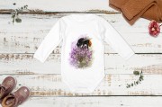 Body niemowlęce z długim rękawem z trzmielem kamiennikiem (Bombus lapidarius) - autorska grafika Pauliny Strejczek-Jaźwińskiej. 100% bawełna, produkcja w Polsce. Kolekcja Trzmiele, Człowiek z Lasu.