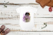 Body niemowlęce z krótkim rękawem z trzmielem kamiennikiem (Bombus lapidarius) - autorska grafika Pauliny Strejczek-Jaźwińskiej. 100% bawełna, produkcja w Polsce. Kolekcja Trzmiele, Człowiek z Lasu.