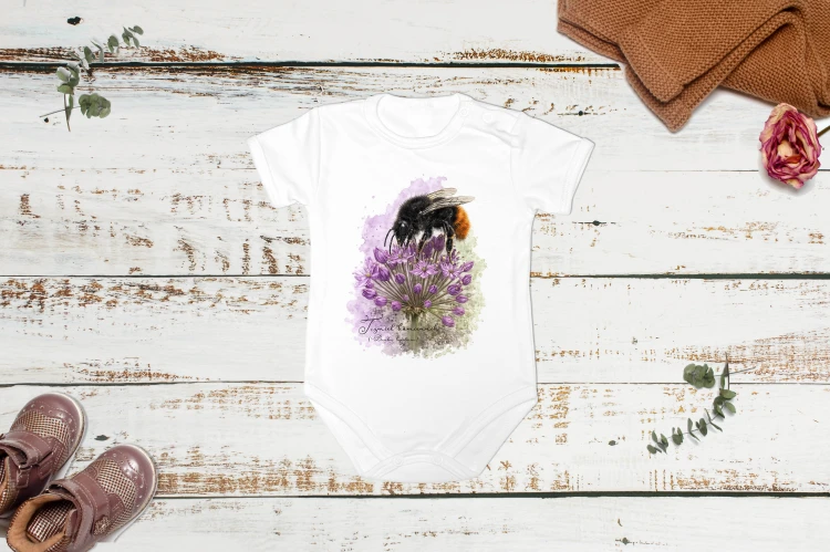 Body niemowlęce z krótkim rękawem z trzmielem kamiennikiem (Bombus lapidarius) - autorska grafika Pauliny Strejczek-Jaźwińskiej. 100% bawełna, produkcja w Polsce. Kolekcja Trzmiele, Człowiek z Lasu.