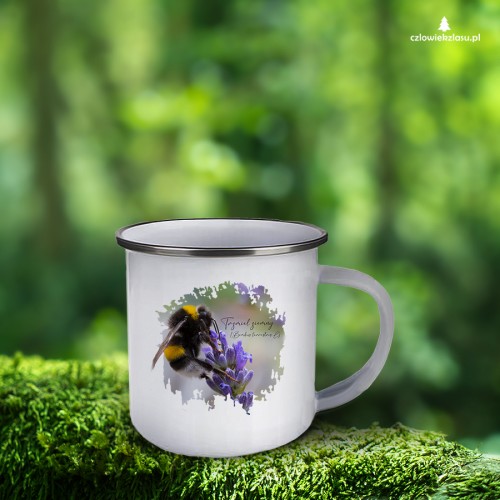 Biały kubek emaliowany z trzmielem ziemnym (Bombus terrestris) - autorska grafika Pauliny Strejczek-Jaźwińskiej. Pojemność 360 ml, metalowy. Kolekcja Trzmiele, Człowiek z Lasu.