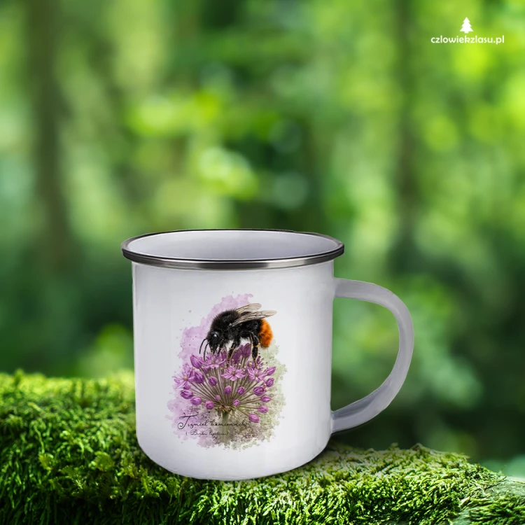 Biały kubek emaliowany z trzmielem kamiennikiem (Bombus lapidarius) - autorska grafika Pauliny Strejczek-Jaźwińskiej. Pojemność 360 ml, metalowy. Kolekcja Trzmiele, Człowiek z Lasu.