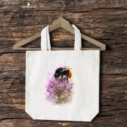 Torba bawełniana 2 ucha z trzmielem kamiennikiem (Bombus lapidarius), w kolorze naturalnym - autorska grafika Pauliny Strejczek-Jaźwińskiej. Drelich 280 g, 41x38 cm. Kolekcja Trzmiele, Człowiek z Lasu.