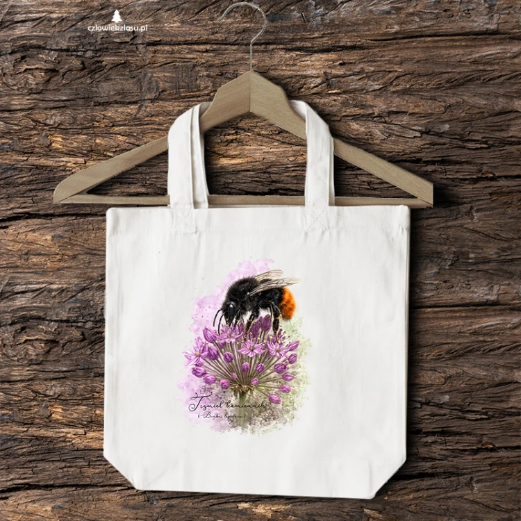 Torba bawełniana 2 ucha z trzmielem kamiennikiem (Bombus lapidarius), w kolorze naturalnym - autorska grafika Pauliny Strejczek-Jaźwińskiej. Drelich 280 g, 41x38 cm. Kolekcja Trzmiele, Człowiek z Lasu.