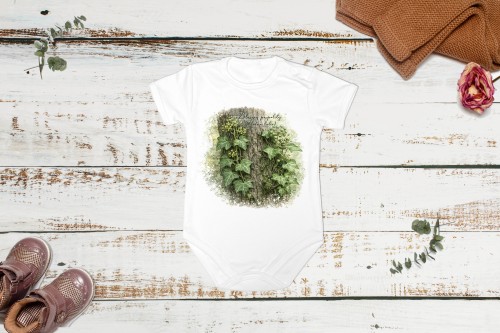 Body niemowlęce z krótkim rękawem z bluszczem pospolitym (Hedera helix) - autorska grafika Pauliny Strejczek-Jaźwińskiej. 100% bawełna, produkcja w Polsce. Kolekcja Bluszcz zwyczajny, Człowiek z Lasu.