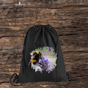 Czarny bawełniany worek-plecak z trzmielem ziemnym (Bombus terrestris) - autorska grafika Pauliny Strejczek-Jaźwińskiej. Gramatura 340 g/m², nadruk DTF. Kolekcja Trzmiele, Człowiek z Lasu.