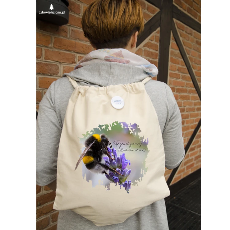 Bawełniany worek-plecak z trzmielem ziemnym (Bombus terrestris) - autorska grafika Pauliny Strejczek-Jaźwińskiej. Gramatura 340 g/m², nadruk DTF. Kolekcja Trzmiele, Człowiek z Lasu.