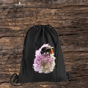 Bawełniany czarny worek-plecak z trzmielem kamiennikiem (Bombus lapidarius) - autorska grafika Pauliny Strejczek-Jaźwińskiej. Gramatura 340 g/m², nadruk DTF. Kolekcja Trzmiele, Człowiek z Lasu.