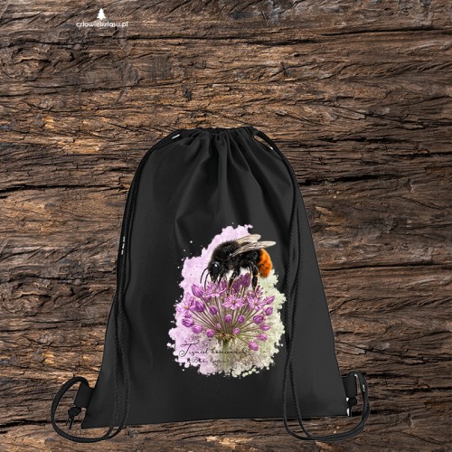 Bawełniany czarny worek-plecak z trzmielem kamiennikiem (Bombus lapidarius) - autorska grafika Pauliny Strejczek-Jaźwińskiej. Gramatura 340 g/m², nadruk DTF. Kolekcja Trzmiele, Człowiek z Lasu.