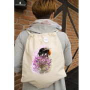 Bawełniany worek-plecak z trzmielem kamiennikiem (Bombus lapidarius) - autorska grafika Pauliny Strejczek-Jaźwińskiej. Gramatura 340 g/m², nadruk DTF. Kolekcja Trzmiele, Człowiek z Lasu.