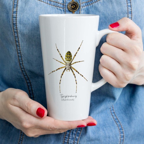 Biały kubek latte 450 ml z tygrzykiem paskowanym (Argiope bruennichi) - autorska grafika Pauliny Strejczek-Jaźwińskiej. Nadruk sublimacyjny. Kolekcja Pająki, Człowiek z Lasu.