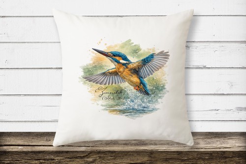 Biała poduszka z mikrofibry z zimorodkiem zwyczajnym (Alcedo atthis) - autorska grafika Pauliny Strejczek-Jaźwińskiej. Rozmiar 39x39 cm, wypełnienie ze sztucznego puchu. Kolekcja Zimorodek, Człowiek z Lasu.