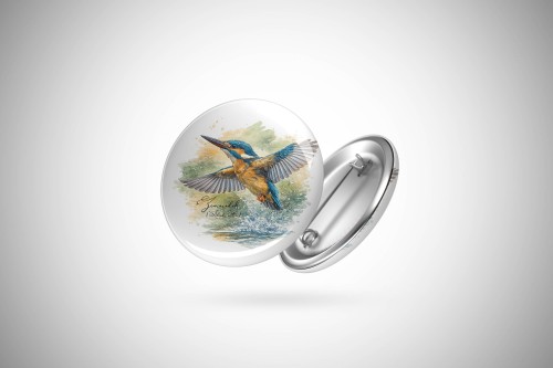 Przypinka z zimorodkiem zwyczajnym (Alcedo atthis) - autorska grafika Pauliny Strejczek-Jaźwińskiej. Front i tył z aluminium, zapięcie na agrafkę. Kolekcja Zimorodek, Człowiek z Lasu.
