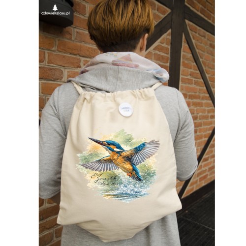 Bawełniany worek-plecak z zimorodkiem zwyczajnym (Alcedo atthis) - autorska grafika Pauliny Strejczek-Jaźwińskiej. Gramatura 280 g/m², kolor naturalny lub czarny. Kolekcja Zimorodek, Człowiek z Lasu.