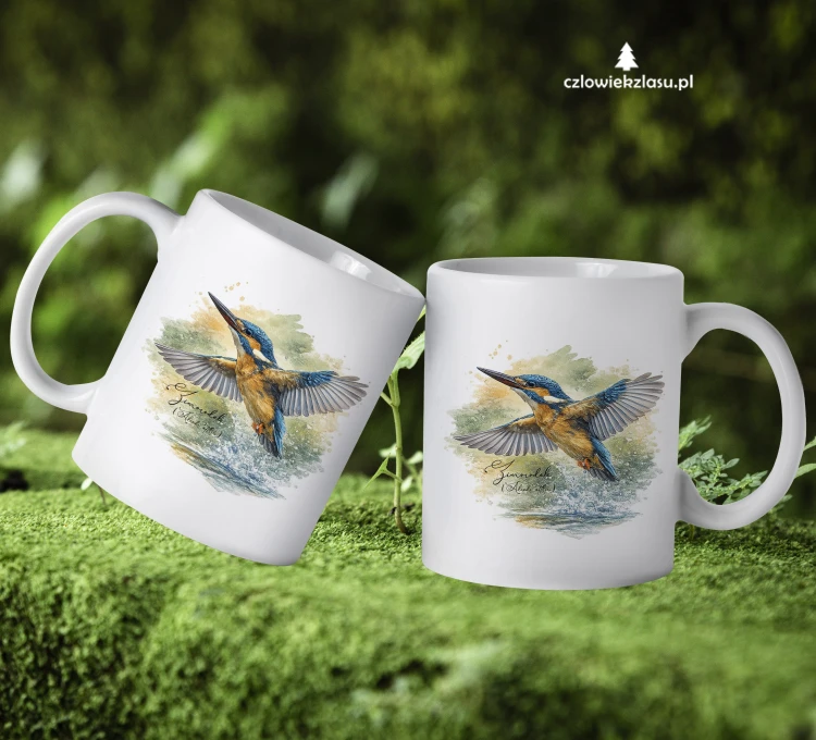 Biały kubek ceramiczny z zimorodkiem zwyczajnym (Alcedo atthis) - autorska grafika Pauliny Strejczek-Jaźwińskiej. Pojemność 330 ml lub 450 ml. Kolekcja Zimorodek, Człowiek z Lasu.