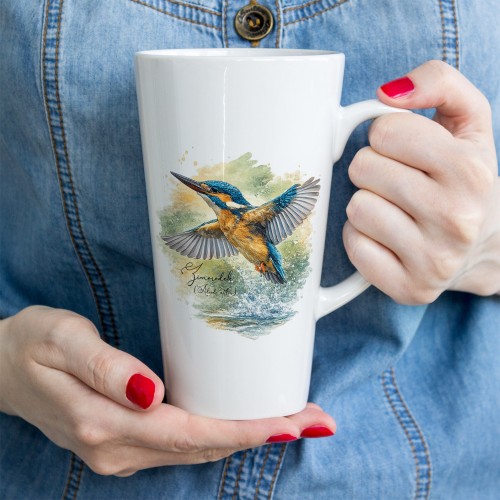 Biały kubek latte 450 ml z zimorodkiem zwyczajnym (Alcedo atthis) - autorska grafika Pauliny Strejczek-Jaźwińskiej. Nadruk sublimacyjny. Kolekcja Zimorodek, Człowiek z Lasu.