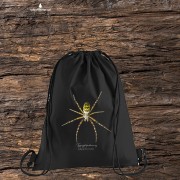 Czarny worek-plecak z tygrzykiem paskowanym (Argiope bruennichi) - autorska grafika Pauliny Strejczek-Jaźwińskiej. Gramatura 340 g/m². Kolekcja Pająki, Człowiek z Lasu. Opis dostępności