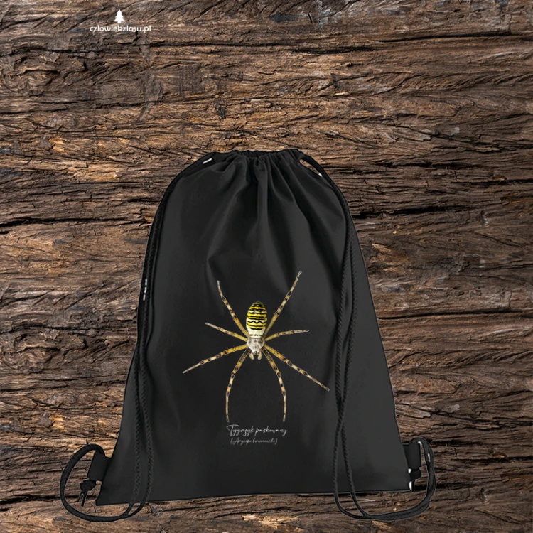 Czarny worek-plecak z tygrzykiem paskowanym (Argiope bruennichi) - autorska grafika Pauliny Strejczek-Jaźwińskiej. Gramatura 340 g/m². Kolekcja Pająki, Człowiek z Lasu. Opis dostępności