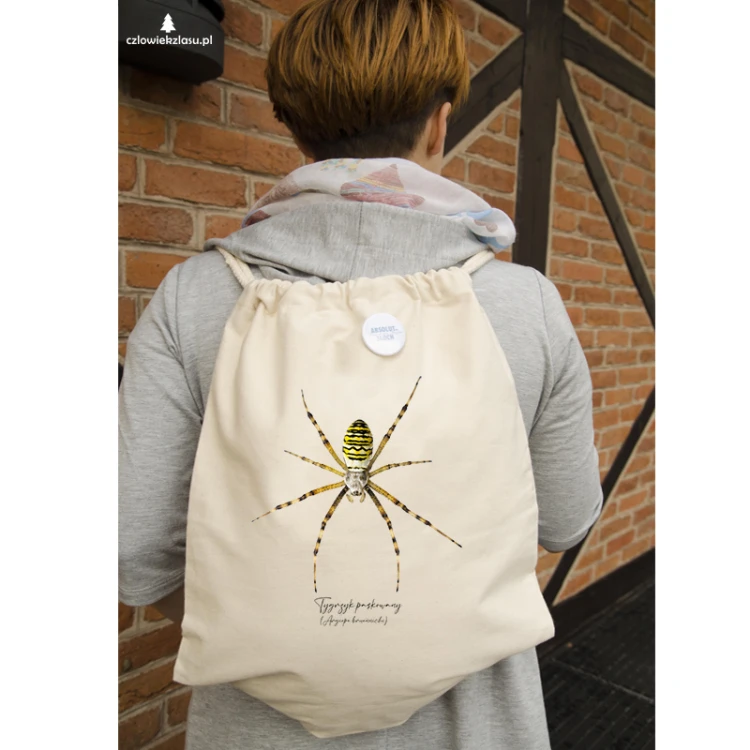 Naturalny worek-plecak z tygrzykiem paskowanym (Argiope bruennichi) - autorska grafika Pauliny Strejczek-Jaźwińskiej. Gramatura 340 g/m². Kolekcja Pająki, Człowiek z Lasu. Opis dostępności