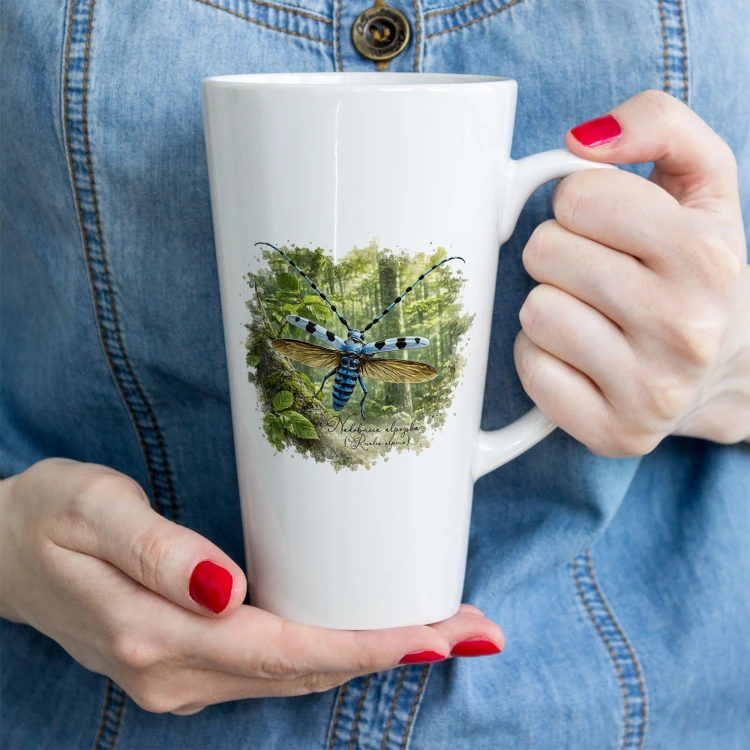 Biały kubek latte 450 ml z nadobnicą alpejską (Rosalia alpina) - autorska grafika Pauliny Strejczek-Jaźwińskiej. Nadruk sublimacyjny. Kolekcja Nadobnica alpejska, Człowiek z Lasu.