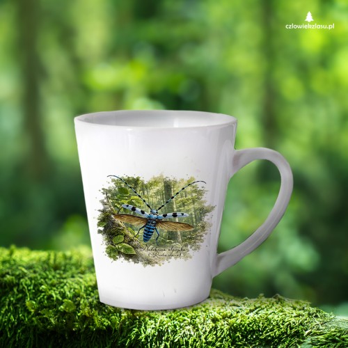 Biały kubek latte 300 ml z nadobnicą alpejską (Rosalia alpina) - autorska grafika Pauliny Strejczek-Jaźwińskiej. Nadruk sublimacyjny. Kolekcja Nadobnica alpejska, Człowiek z Lasu.