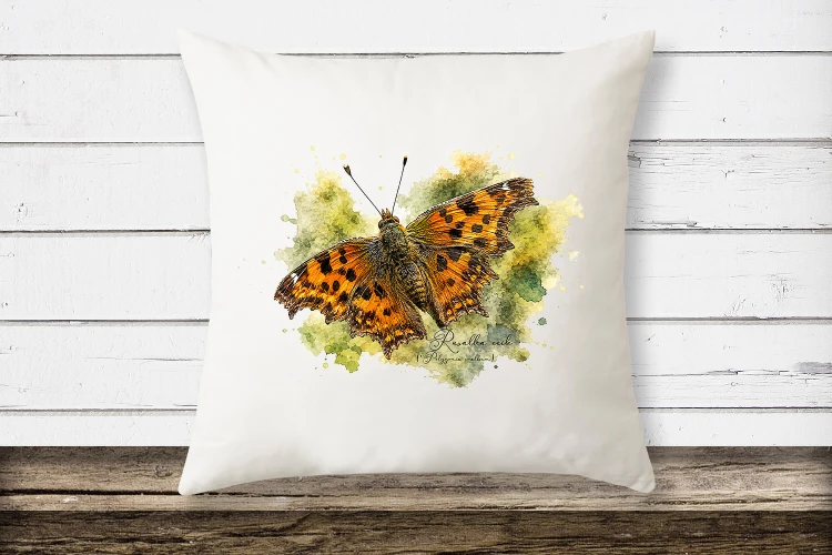 Biała poduszka z mikrofibry z rusałką ceik (Polygonia c-album) - autorska grafika Pauliny Strejczek-Jaźwińskiej. Rozmiar 39x39 cm, wypełnienie ze sztucznego puchu. Kolekcja Rusałka ceik, Człowiek z Lasu.