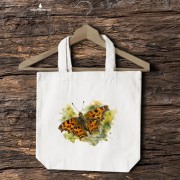 Torba bawełniana z rusałką ceik (Polygonia c-album) - autorska grafika Pauliny Strejczek-Jaźwińskiej. Drelich 280 g, 41x38 cm. Kolekcja Rusałka ceik, Człowiek z Lasu.