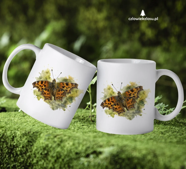 Biały kubek ceramiczny z rusałką ceik (Polygonia c-album) - autorska grafika Pauliny Strejczek-Jaźwińskiej. Pojemność 330 ml lub 450 ml. Kolekcja Rusałka ceik, Człowiek z Lasu.