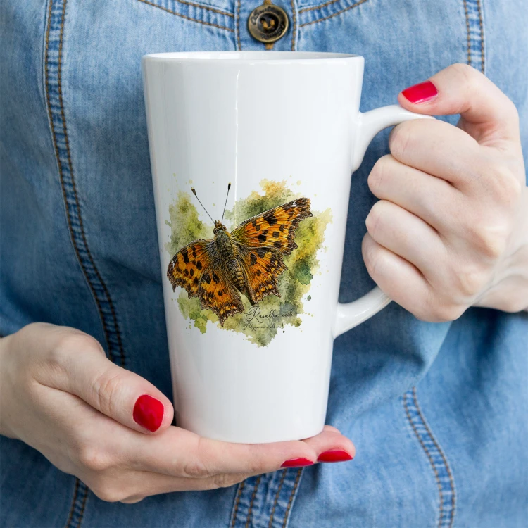 Biały kubek latte 450 ml z rusałką ceik (Polygonia c-album) - autorska grafika Pauliny Strejczek-Jaźwińskiej. Nadruk sublimacyjny. Kolekcja Rusałka ceik, Człowiek z Lasu.