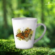 Biały kubek latte 300 ml z rusałką ceik (Polygonia c-album) - autorska grafika Pauliny Strejczek-Jaźwińskiej. Nadruk sublimacyjny. Kolekcja Rusałka ceik, Człowiek z Lasu.