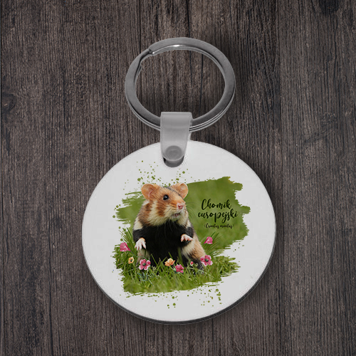 Dwustronny brelok z chomikiem europejskim (Cricetus cricetus) - autorska grafika Pauliny Strejczek-Jaźwińskiej. MDF 50x50 mm, chromowane kółko. Kolekcja Chomik europejski, Człowiek z Lasu.