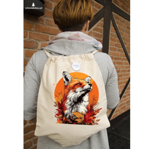 Bawełniany worek-plecak z lisem rudym (Vulpes vulpes) - autorska grafika Pauliny Strejczek-Jaźwińskiej. Gramatura 280 g/m², kolor naturalny lub czarny. Kolekcja Lis, Człowiek z Lasu.