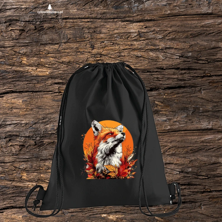 Czarny bawełniany worek-plecak z lisem rudym (Vulpes vulpes) - autorska grafika Pauliny Strejczek-Jaźwińskiej. Gramatura 280 g/m². Kolekcja Lis, Człowiek z Lasu.